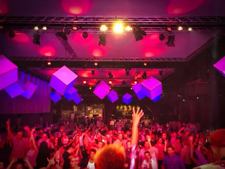 Deejay Plus sorgt in der Lokhalle Göttingen für Partystimmung.